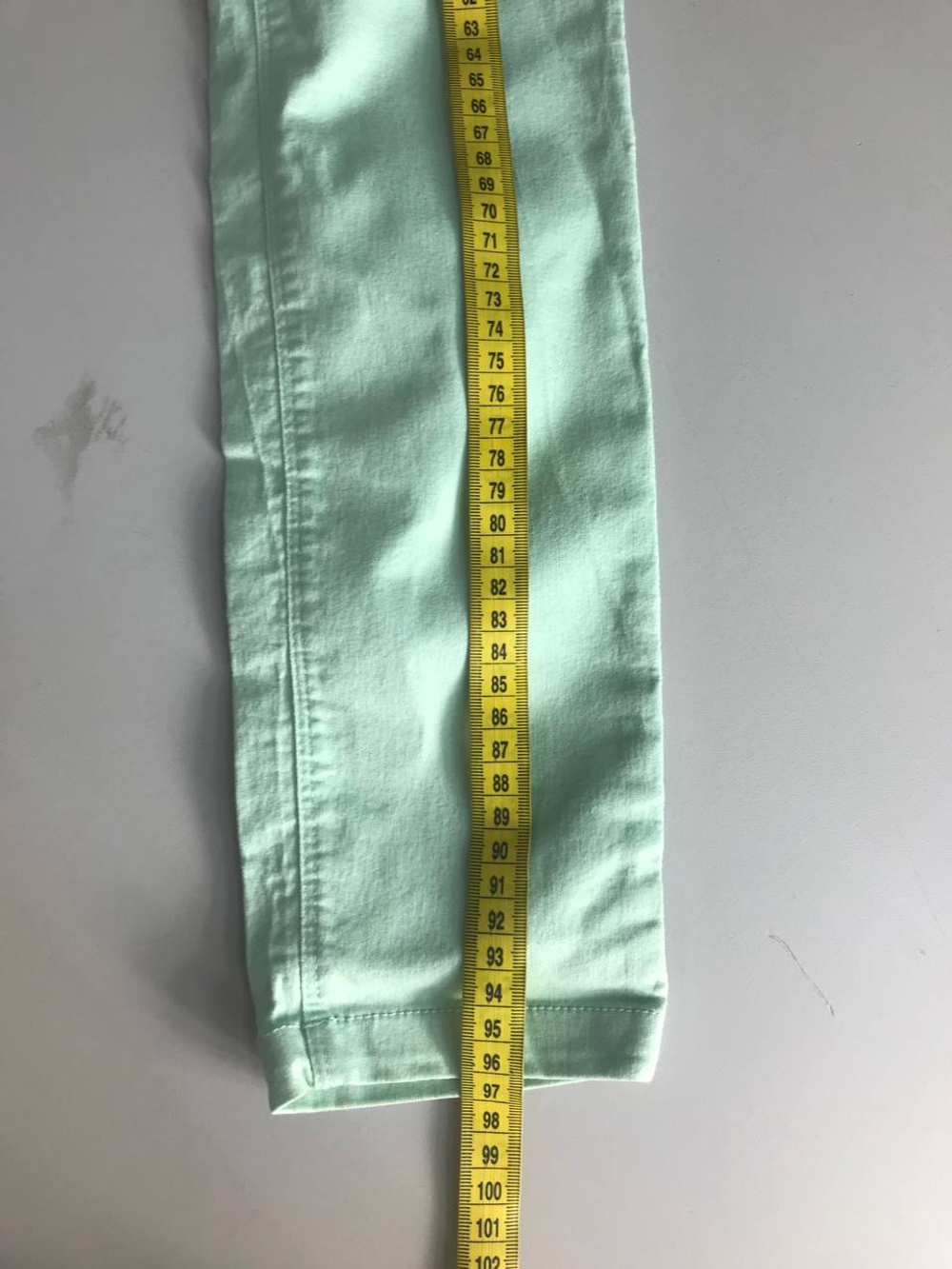 Джинсы Oodji красивого оттенка, маркировка 25, визуально на 40 размер