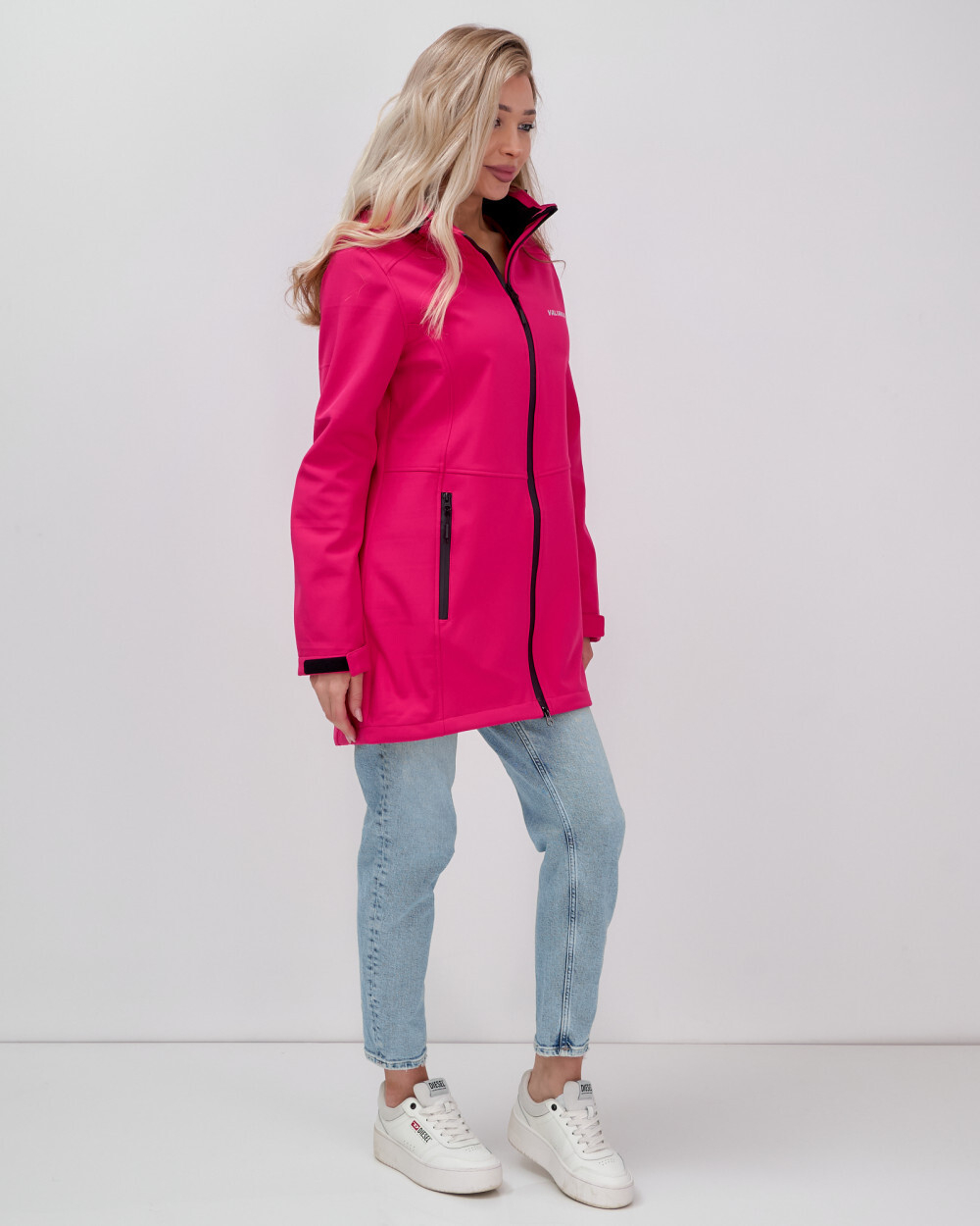 Парка спортивная женская с капюшоном softshell розового цвета 9568R