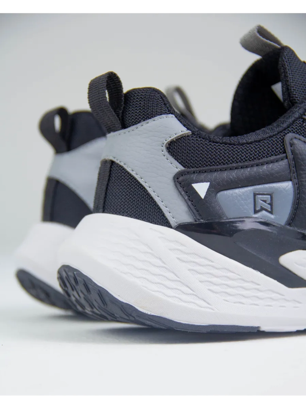 Спортивные кроссовки с амортизацией и подошвой MICHELIN