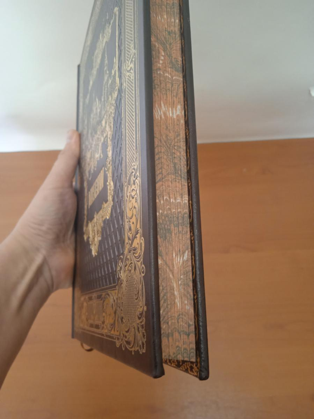Подарочный набор в кожаной коробке: книга "Москва" на английском с плакеткой "Москва – Кремль"