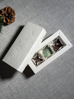 Коробка для 3 конфет с тиснением