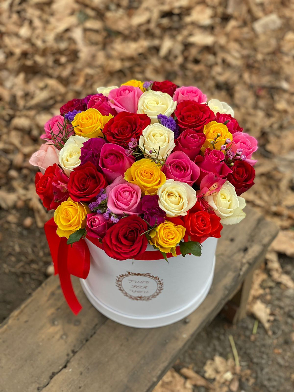 45 разноцветных роз в коробке