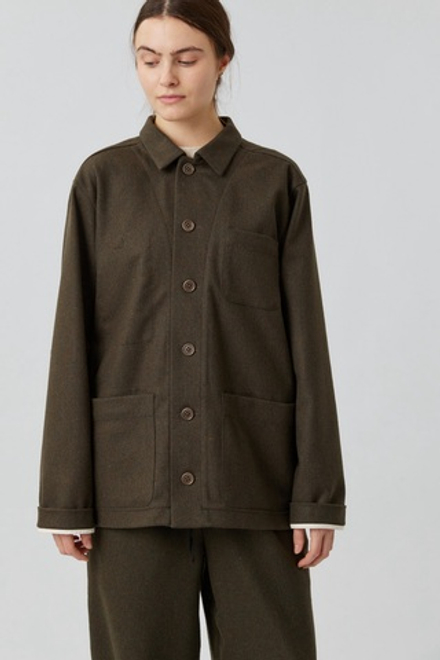 Верхняя мужская рубашка с карманами болотного цвета