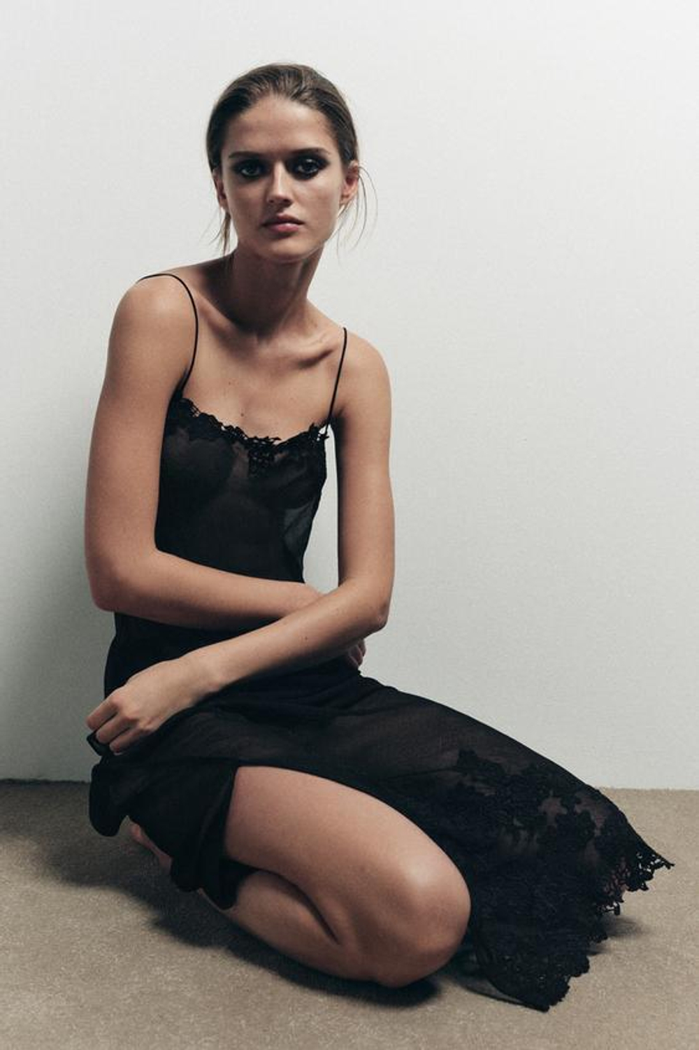 ZARA ЮБКА ИЗ ЖОРЖЕТА С ЦВЕТОЧНОЙ ВЫШИВКОЙ, ЧЕРНЫЙ