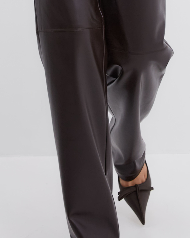 Брюки прямые из искусственной кожи шоколад