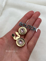 Накладка на пуговицу золотистая с прямоугольным розовым стразом