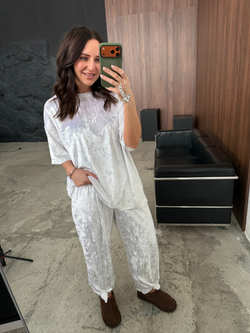 Бархатный костюм жемчужный