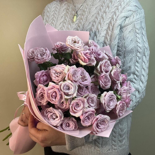Букет из 9 нежных фиолетовых кустовых роз в упаковке
