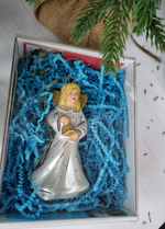 Ангел с колокольчиком ёлочная игрушка из фарфора