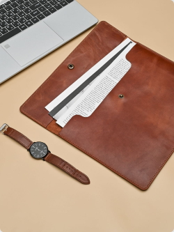 Фото с примером наполнения папки из натуральной коричнево-рыжей кожи для документов формата А4 ручная работа