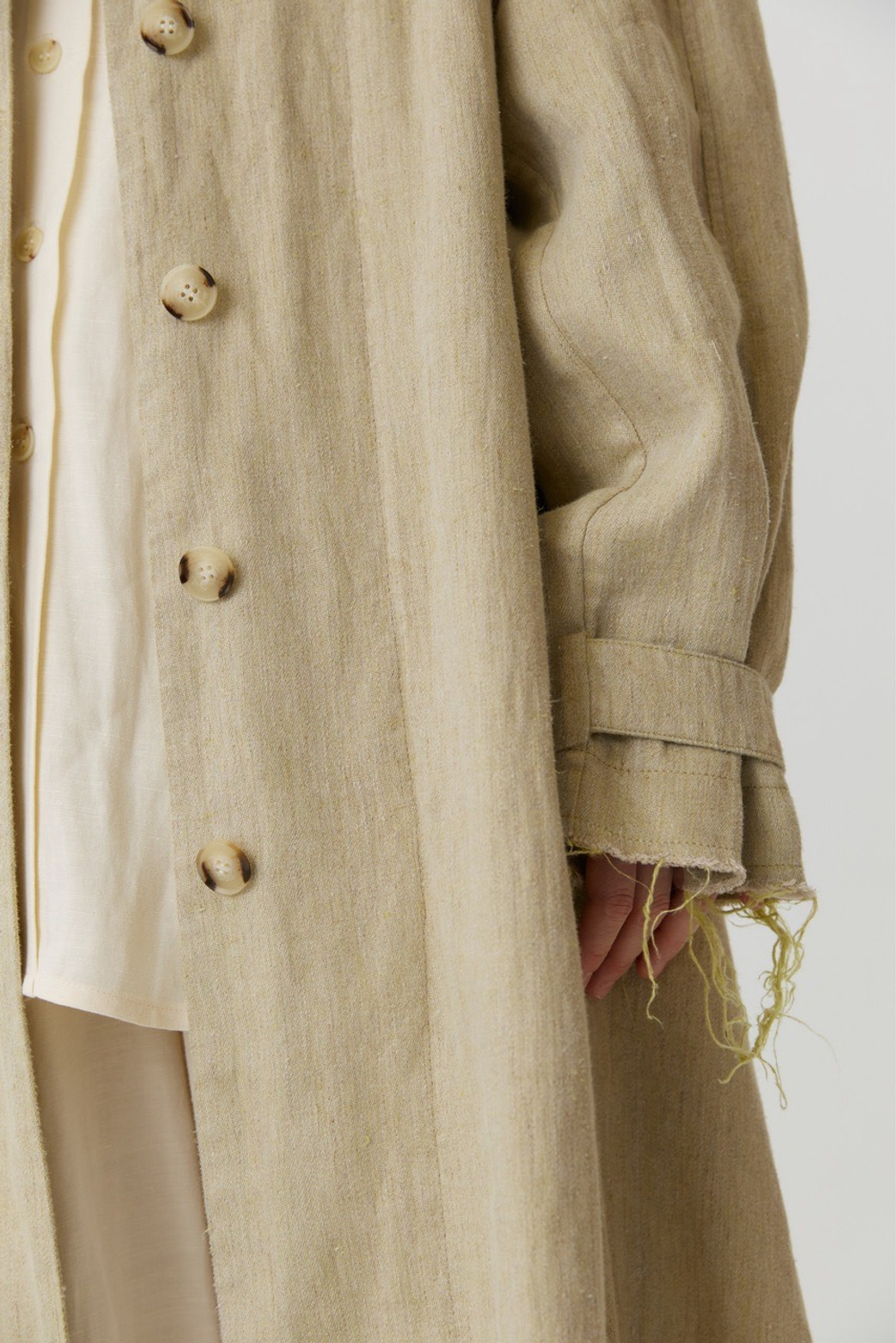 Объемный плащ из серо-зеленого льна