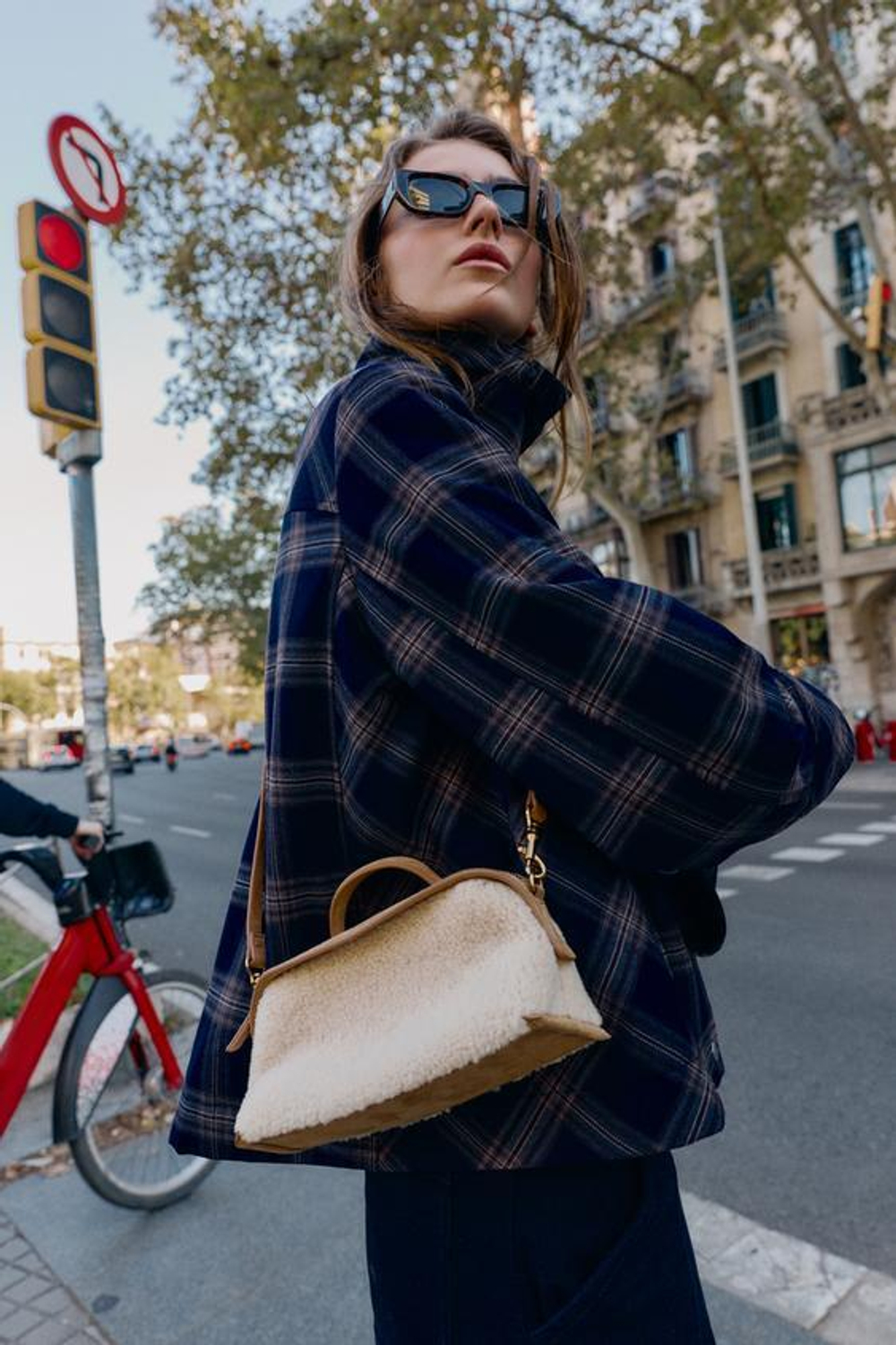 ZARA ПРЯМОУГОЛЬНАЯ СУМКА ИЗ ИСКУССТВЕННОГО МЕХА, БЕЖЕВЫЙ