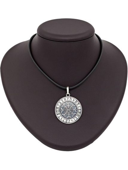 Фото амулета Агисхьяльм подвеска из серебра, вид на постаменте.