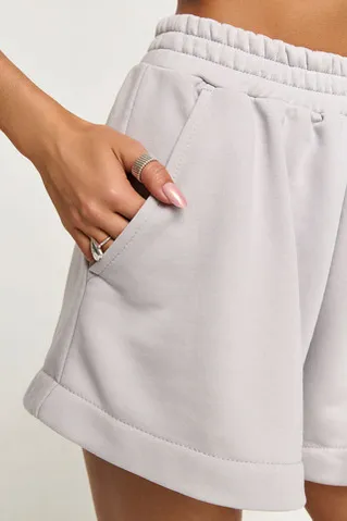 Шорты укороченные из футера светло-серого цвета