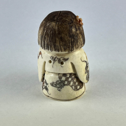 Статуэтка нэцкэ Красавица с веером и посохом