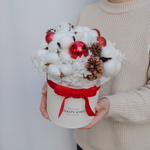 Новогодняя композиция из хлопка, сухоцветов и ёлочных украшений