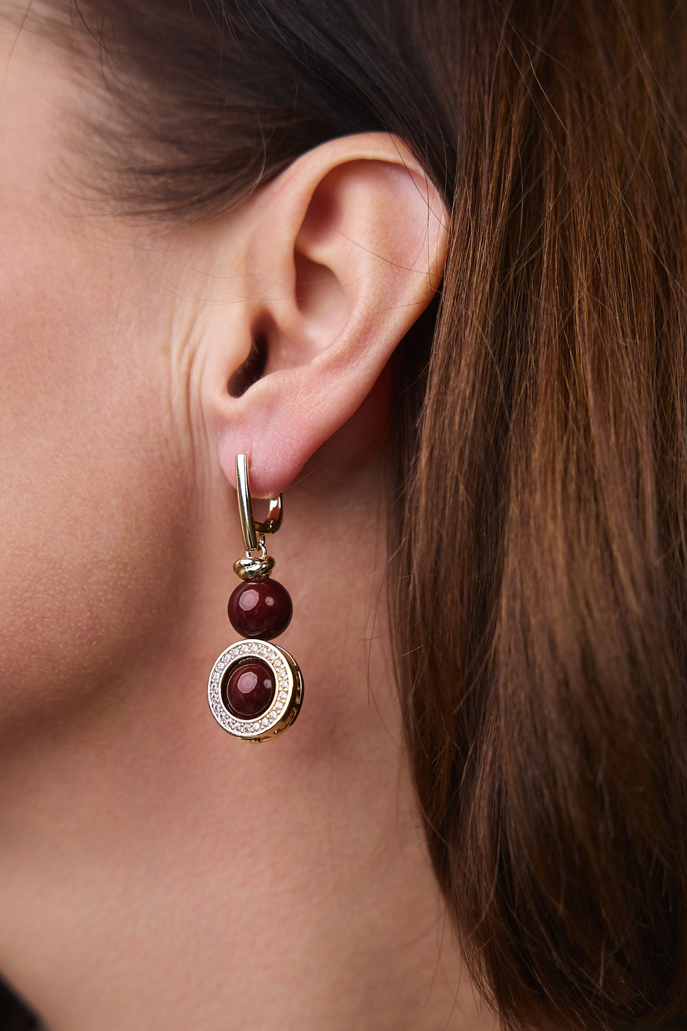 Серьги "Изабель" из жемчуга в оттенке бургунди на золотой застежке с цирконами