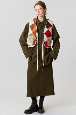 Жилет на двух завязках из шелка с мехом