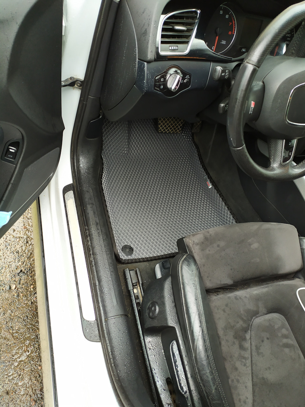 Автоковрики для AUDI A4, B8 (2007-2015). Крепеж на всех коврах.