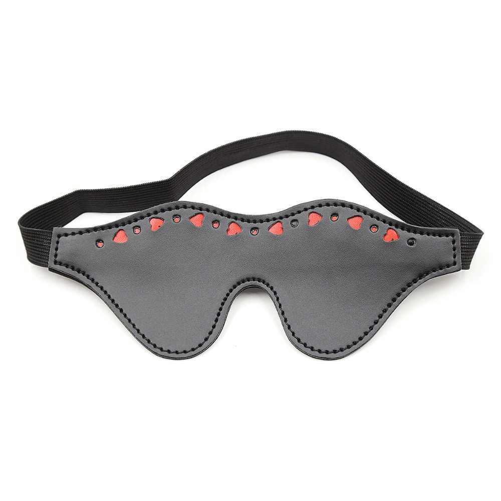 Маска закрытая черная с сердечками