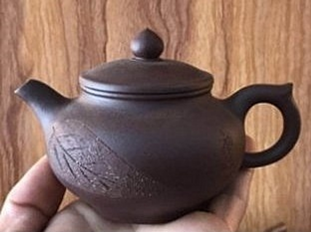 259068 Чайник ИСИН "ФАНГУ с резьбой" (Под старину) 180мл, глина темно-коричневый