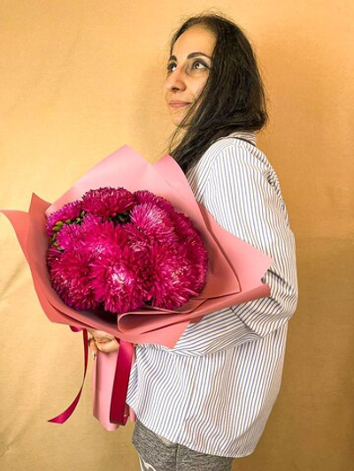 Букет из ярко-розовой фермерской астры .(230)