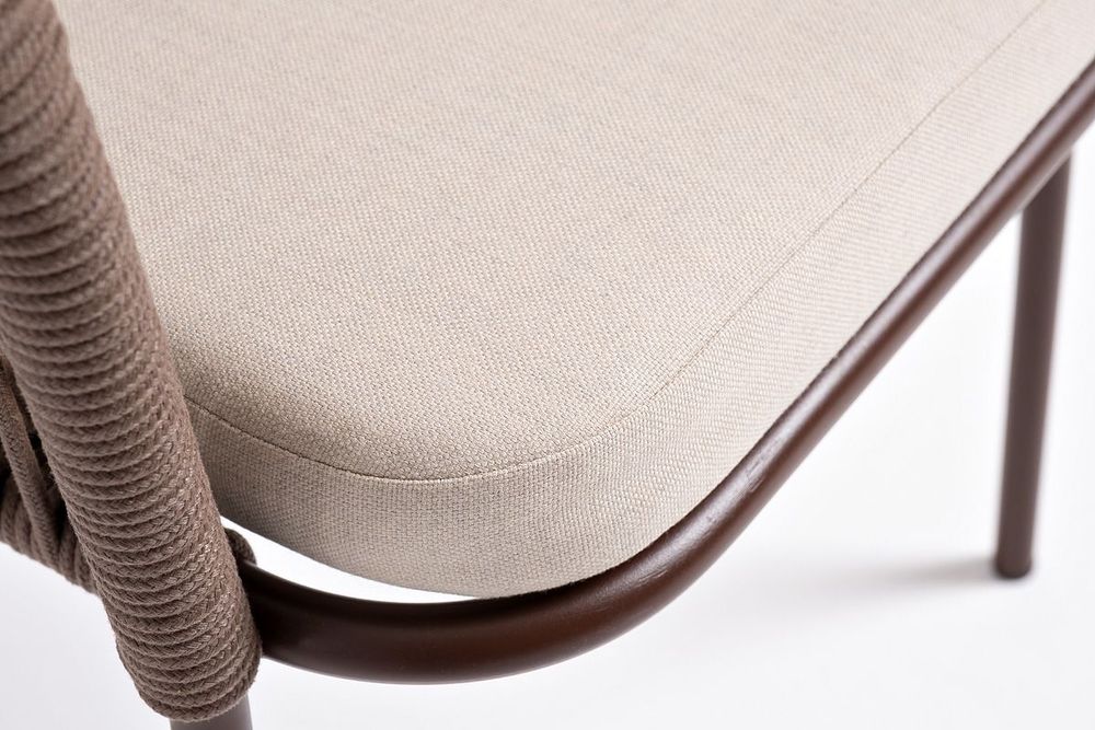 "Лион" стул плетеный из роупа, каркас из стали коричневый (RAL8016) муар, роуп коричневый круглый, ткань бежевая 052