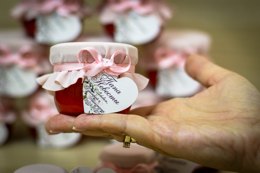 Бонбоньерка с крем-медом на свадьбу с именной биркой