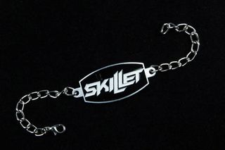 Браслет алюминиевый Skillet ( белая надпись )