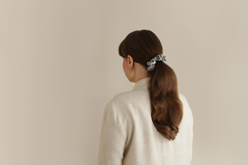 Шелковая резинка для волос Mollen Ландыши светло-серая