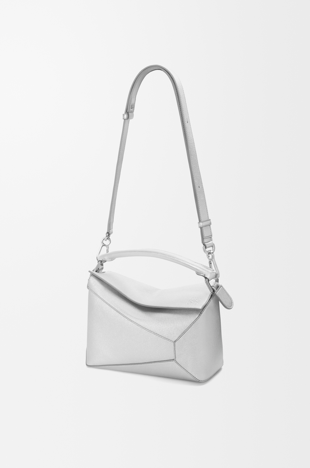 Loewe Маленькая сумка Puzzle Edge из ламинированной овечьей кожи, серебряный
