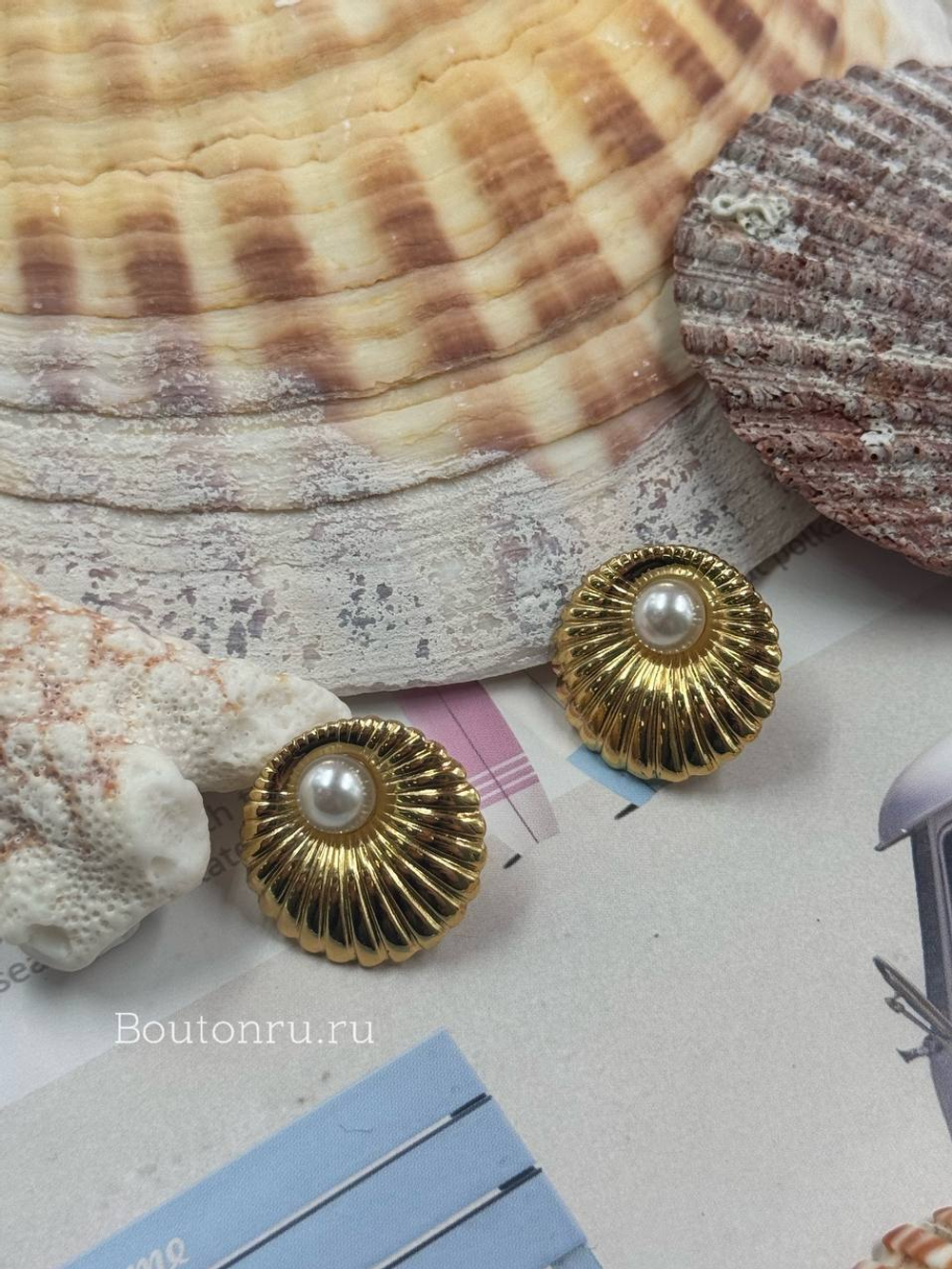 Серьги золотистые круглые рельефные с жемчужиной