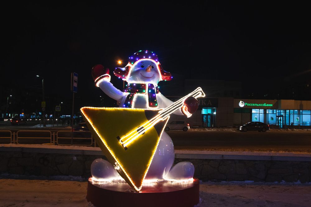 Уличная фигура "Снеговик с балалайкой"