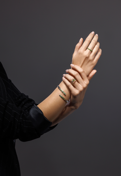 Браслет узкий из серебра со вставками из демантоидов