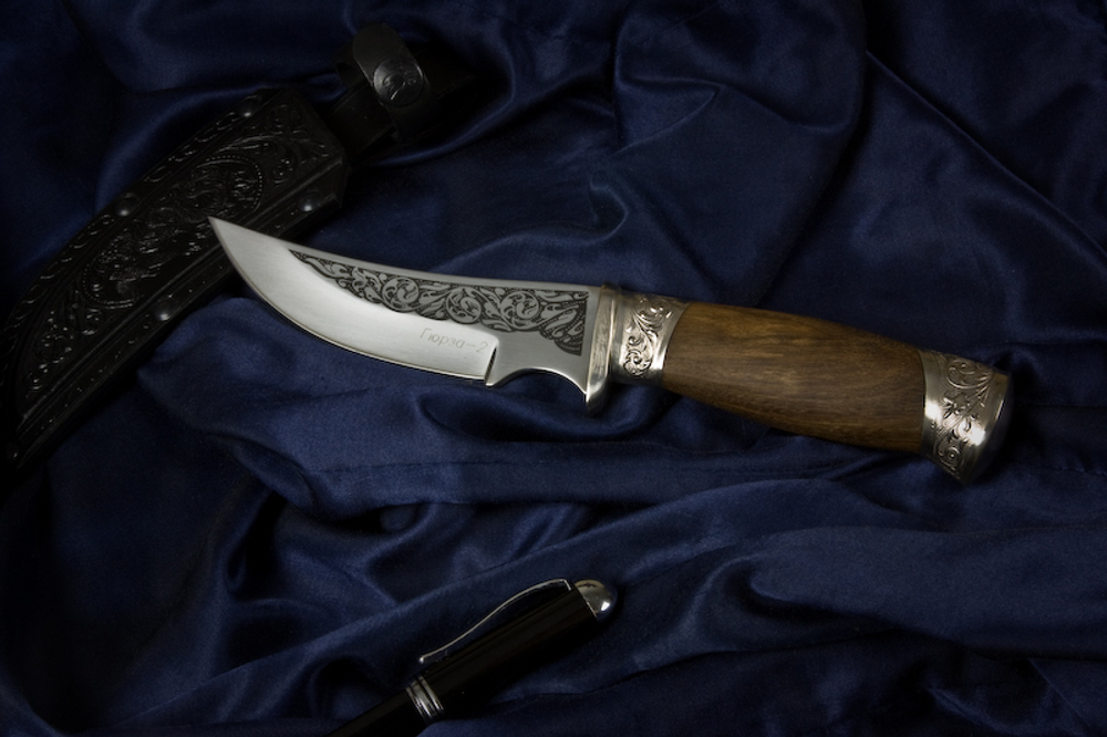 Охотничий нож Гюрза-2 украшенная Мельхиором