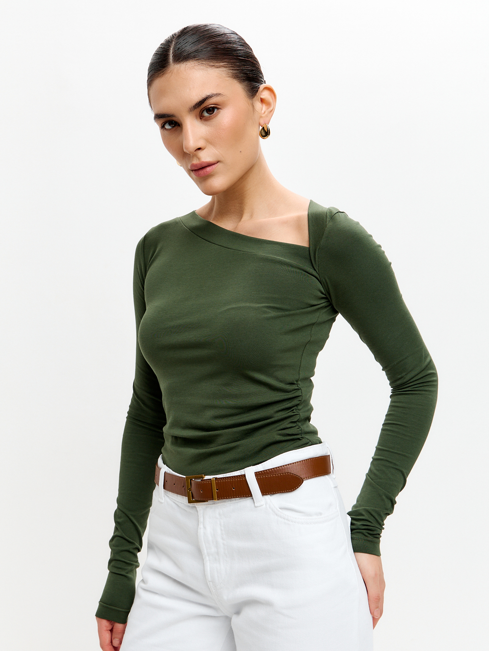 Лонгслив с асимметричным вырезом в цвете хаки