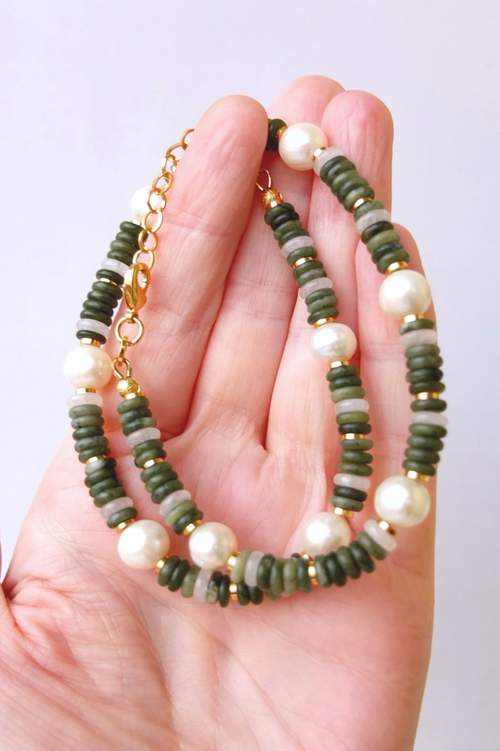 Ожерелье из пресноводного жемчуга и зелёного канадского нефрита, фурнитура с премиальным золочением