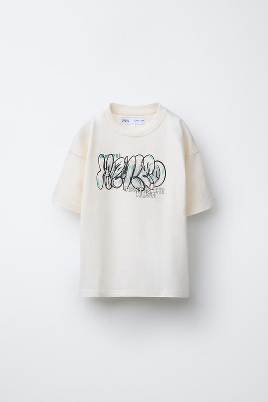 ZARA ФУТБОЛКА С ПРИНТОМ ГРАФФИТИ, ЭКРЮ