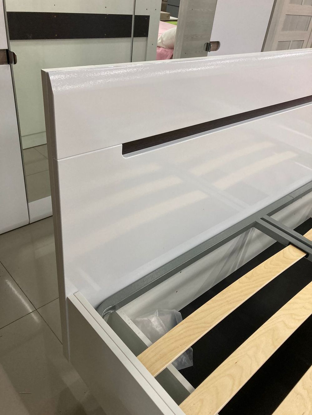 Кровать с подъемным мех. Стокгольм белый/белый глянец 1400