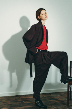 ZARA БРЮКИ СО СКЛАДКАМИ, ПУГОВИЦЕЙ СНИЗУ, ТЕМНО-БОРДОВЫЙ