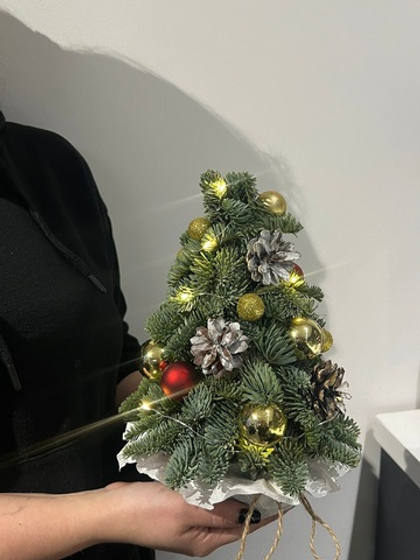 Елочная композиция  h25 см - в красно-золотых оттенках с гирляндой