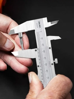 Штангенциркуль 150мм Deli DL92150 (Диапазон 0-150 мм, шаг 0,02мм, углеродистая сталь, метрическая шкала, измеряет внутренний и внешний диаметры, глубину, шаг)