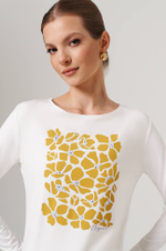 23124 Лонгслив женский (молочный с оливковой печатью)