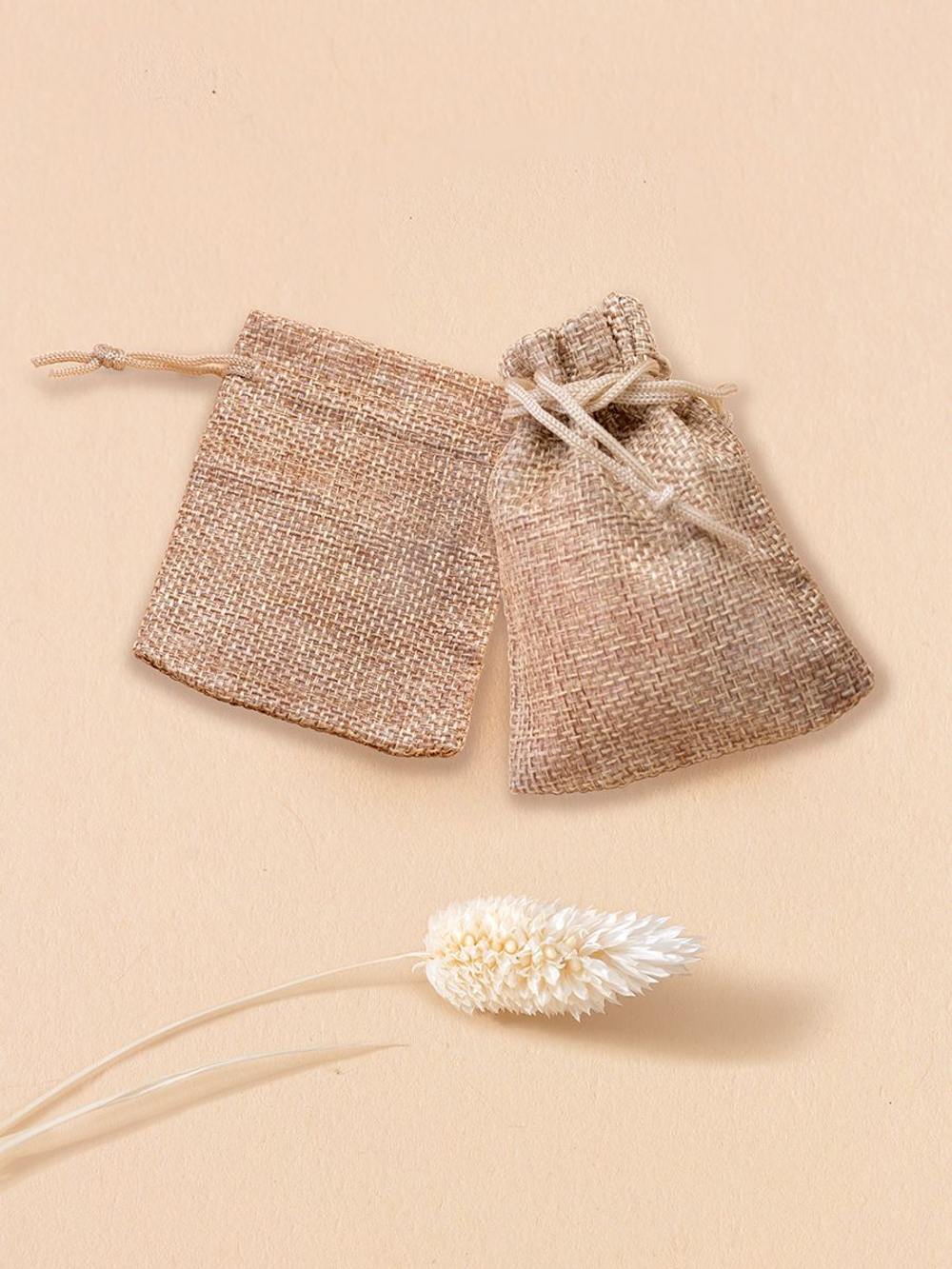 Серебряная булавка с подвеской буква А