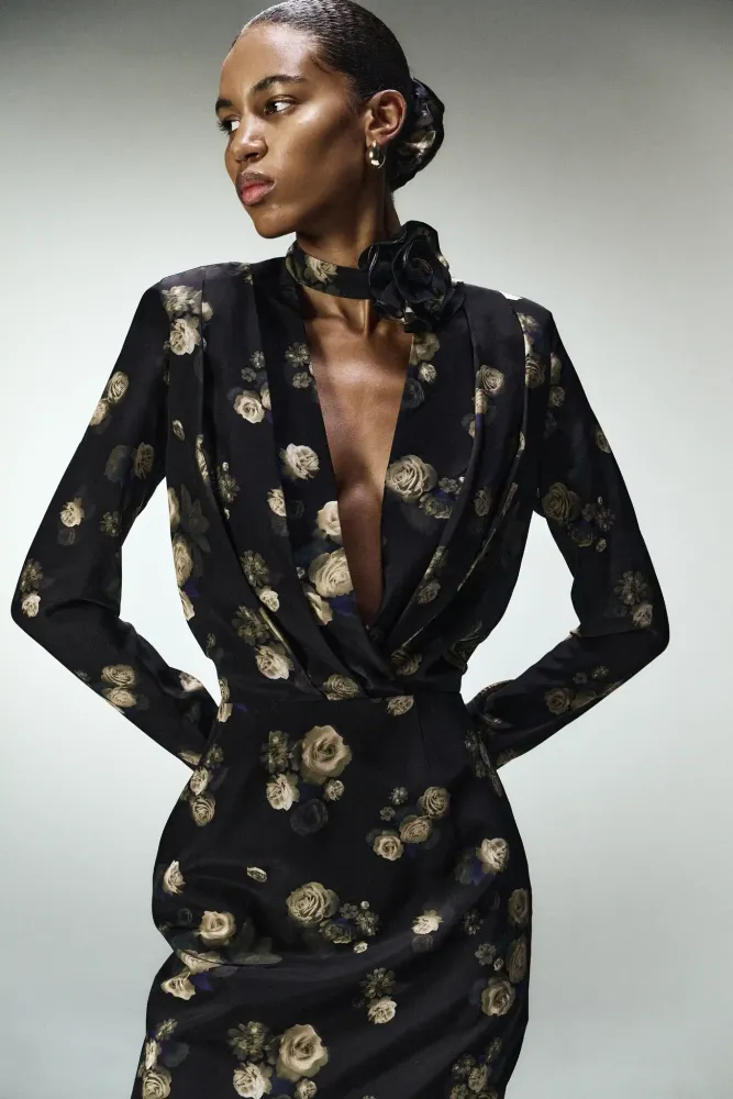 Jasmine midi, платье миди из черного крепдешина с крупным цветочным принтом