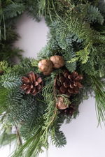Рождественский венок с шишками