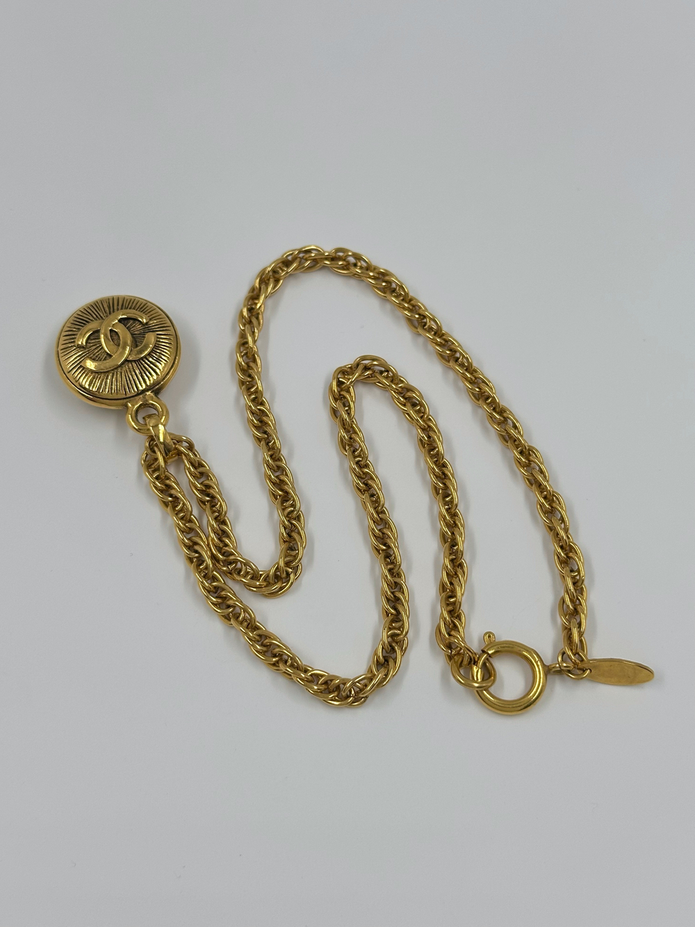 Кулон с лого Chanel