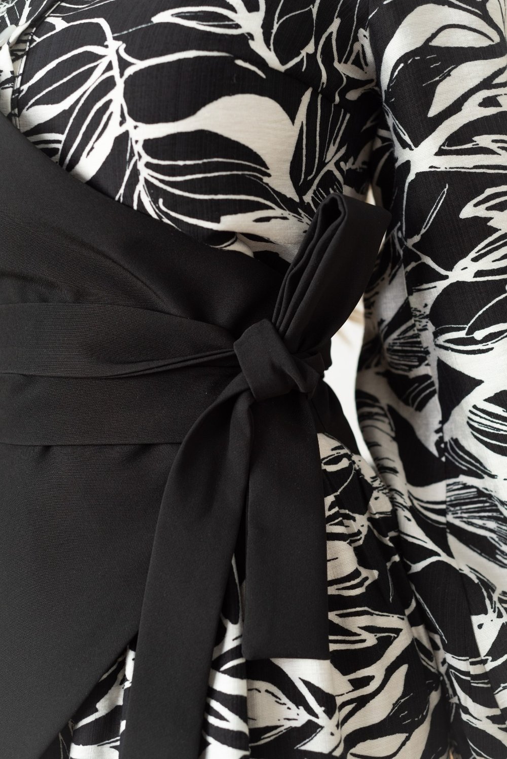 Жилет черный декоративный с завязками