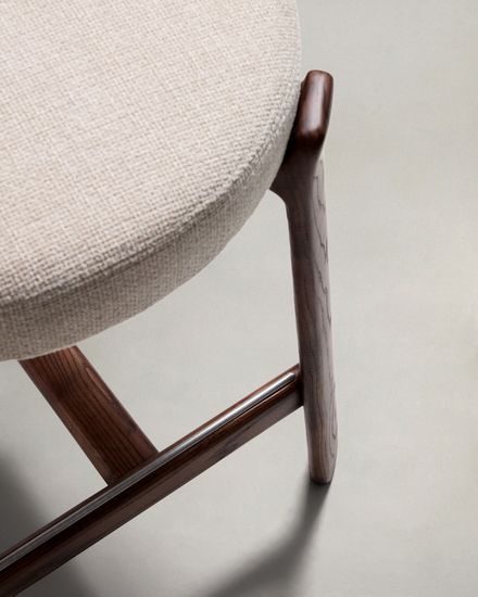 Полубарный стул Granite из бежевой синели и ясеня с отделкой орех 65 см