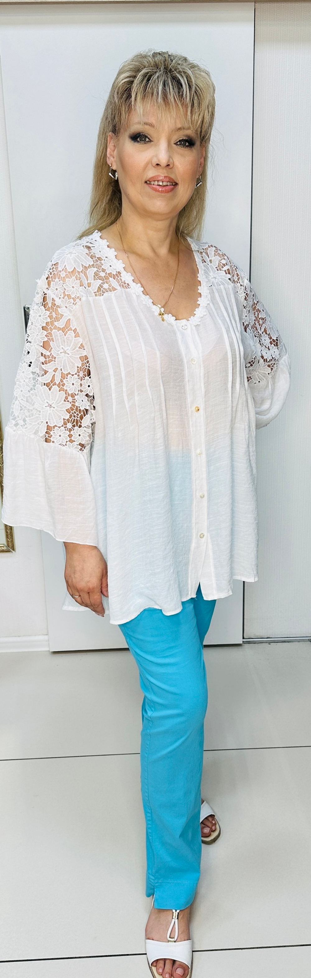 Белая ажурная блузон-туника на пуговицах